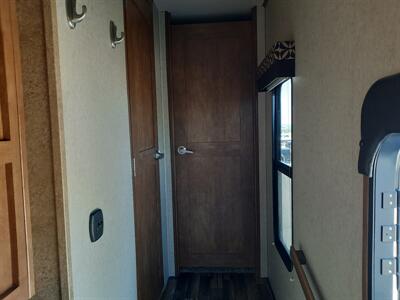 2017 Forest River Sabre M-28RL Lite - Photo 11 - Medford, OR 97504