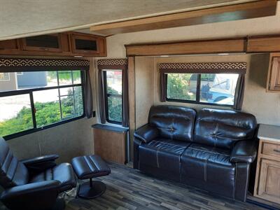 2017 Forest River Sabre M-28RL Lite - Photo 9 - Medford, OR 97504