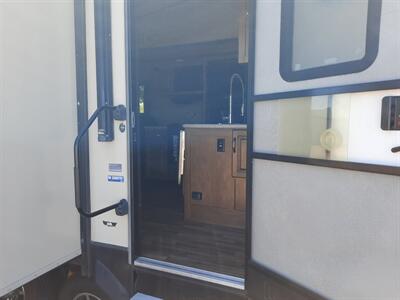 2017 Forest River Sabre M-28RL Lite - Photo 17 - Medford, OR 97504