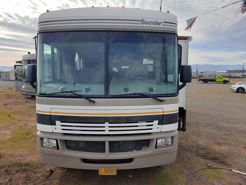 2004 Workhorse W22  GM Vortec 8100 - Photo 1 - Medford, OR 97504
