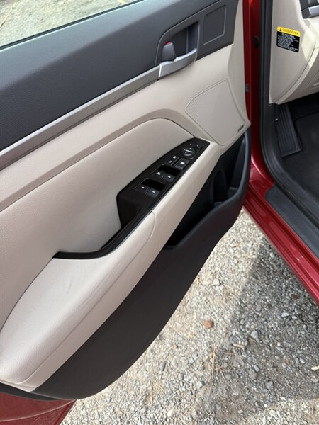 2017 Hyundai ELANTRA SE - Photo 13 - Matthews, NC 28104