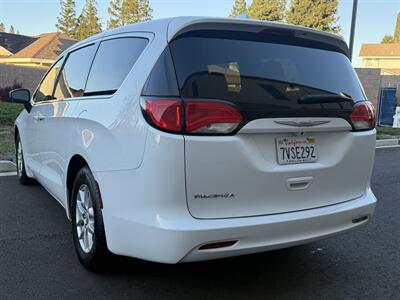 2017 Chrysler Pacifica Touring   - Photo 4 - Elk Grove, CA 95624
