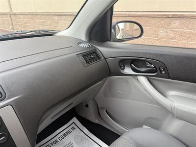2005 Ford Focus ZX3 SE   - Photo 15 - Elk Grove, CA 95624