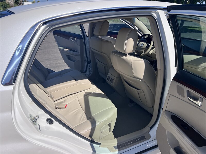 2012 Toyota Avalon Limited - Photo 11