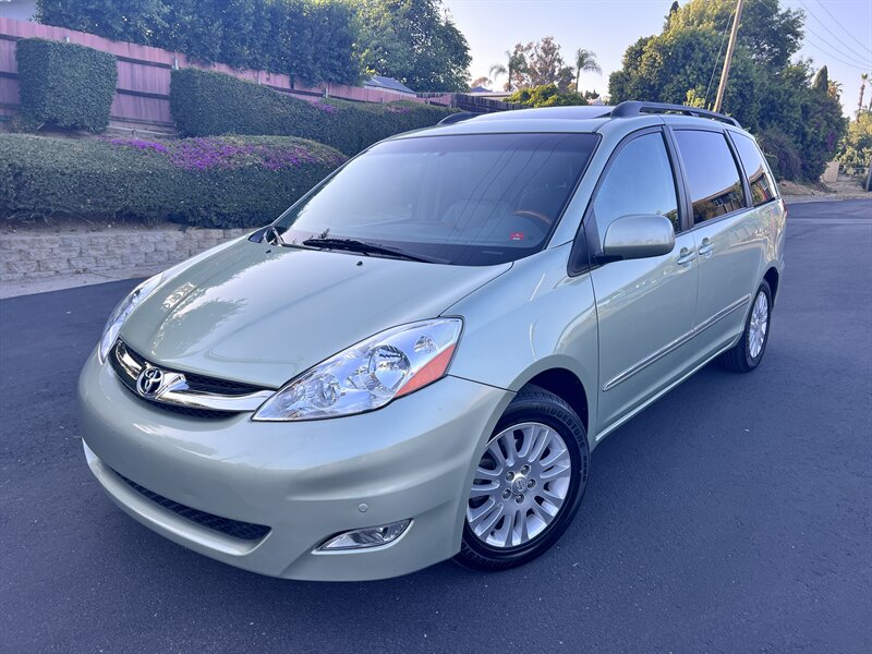 2008 Toyota Sienna Limited's photo