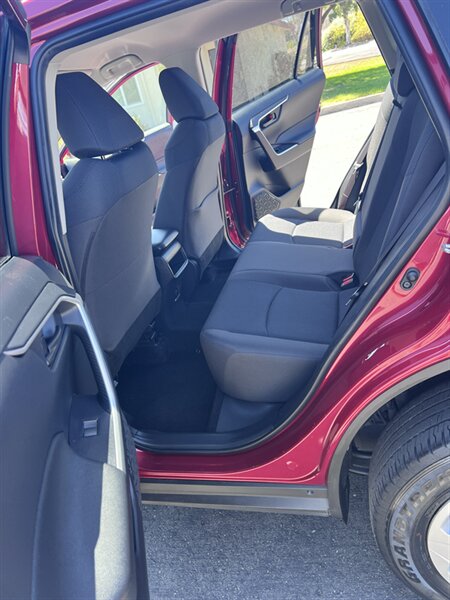 2019 Toyota RAV4 LE - Photo 10