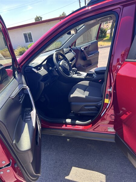 2019 Toyota RAV4 LE - Photo 9