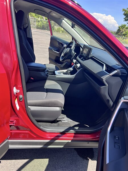 2019 Toyota RAV4 LE - Photo 12