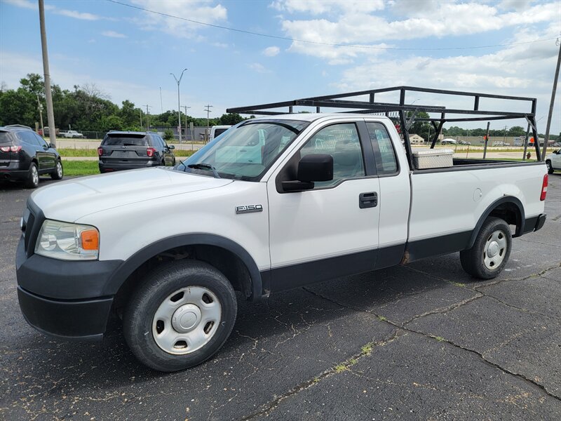 Oxford White Clearcoat 2006 Ford F-150 XL Pickup Truck Rear-Wheel Drive 5-Speed Manual