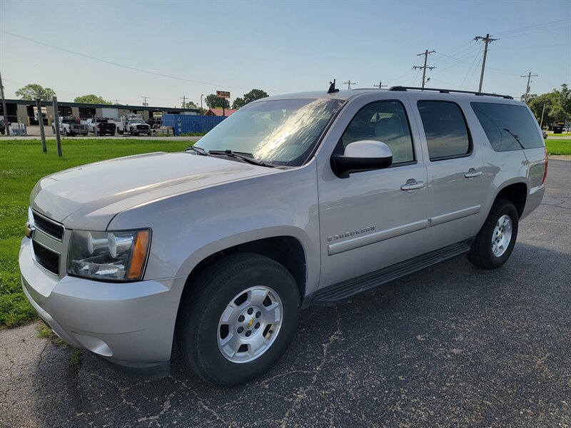 2008 Chevrolet Suburban LT   - Photo 1 - Topeka, KS 66608
