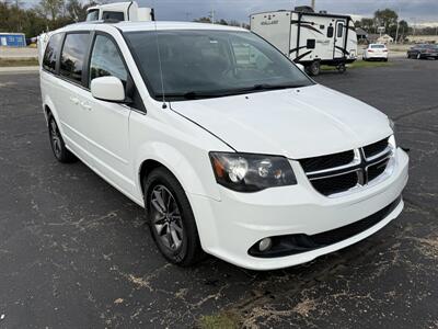 2017 Dodge Grand Caravan SXT   - Photo 4 - Topeka, KS 66608