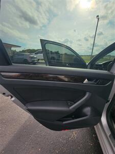 2014 Volkswagen Passat 2.0L TDI SEL Premium   - Photo 11 - Topeka, KS 66608