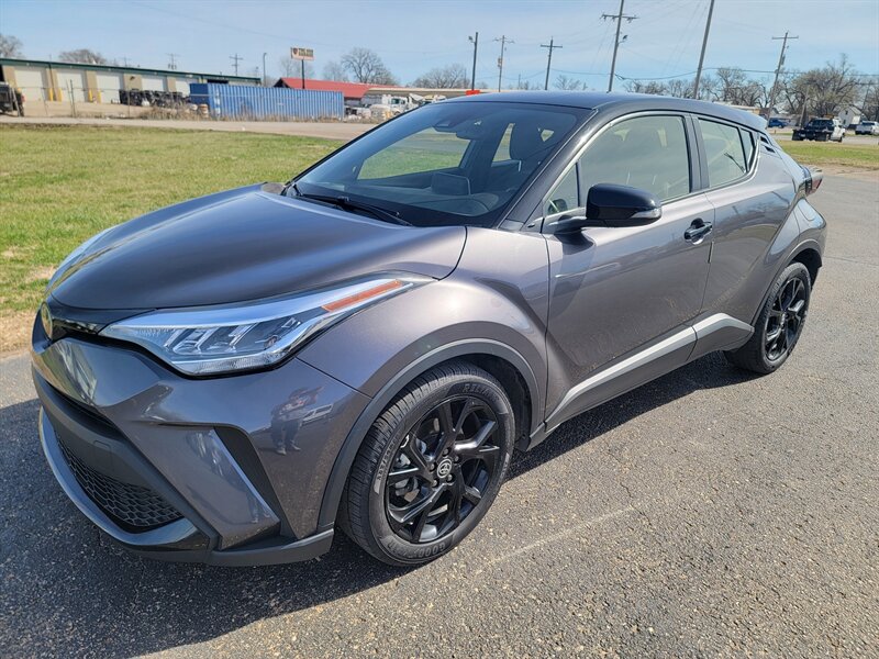 2022 Toyota C-HR XLE   - Photo 1 - Topeka, KS 66608