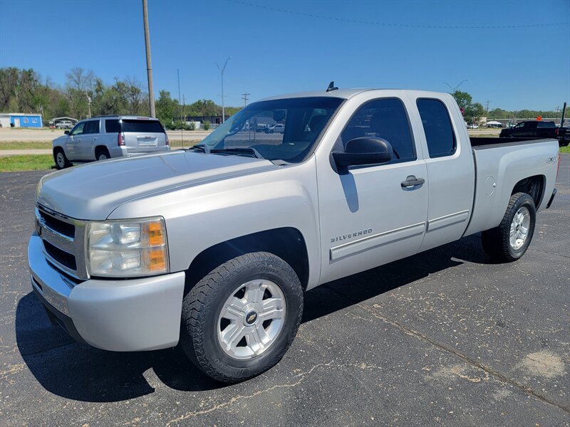 2011 Chevrolet Silverado 1500 LT   - Photo 1 - Topeka, KS 66608