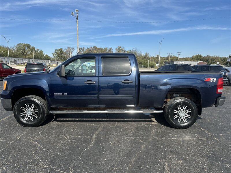 2010 GMC Sierra 2500HD SLE - Photo 8 - Topeka, KS 66608