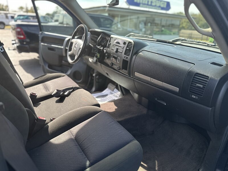 2010 GMC Sierra 2500HD SLE - Photo 12 - Topeka, KS 66608