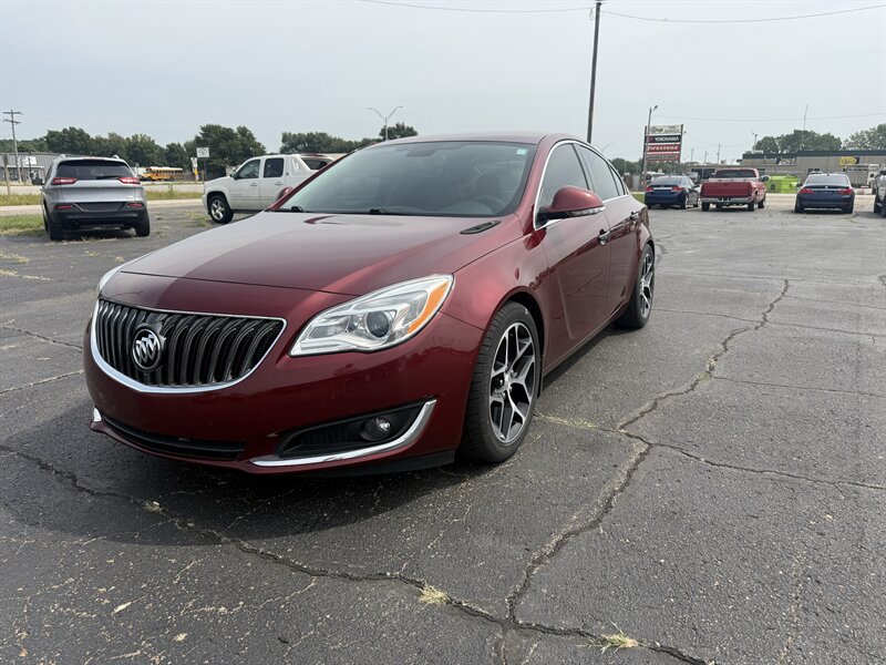 2017 Buick Regal Sport Touring   - Photo 1 - Topeka, KS 66608