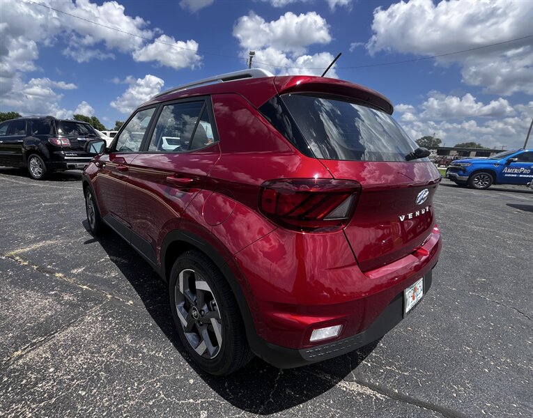 2024 Hyundai VENUE Limited - Photo 2 - Topeka, KS 66608