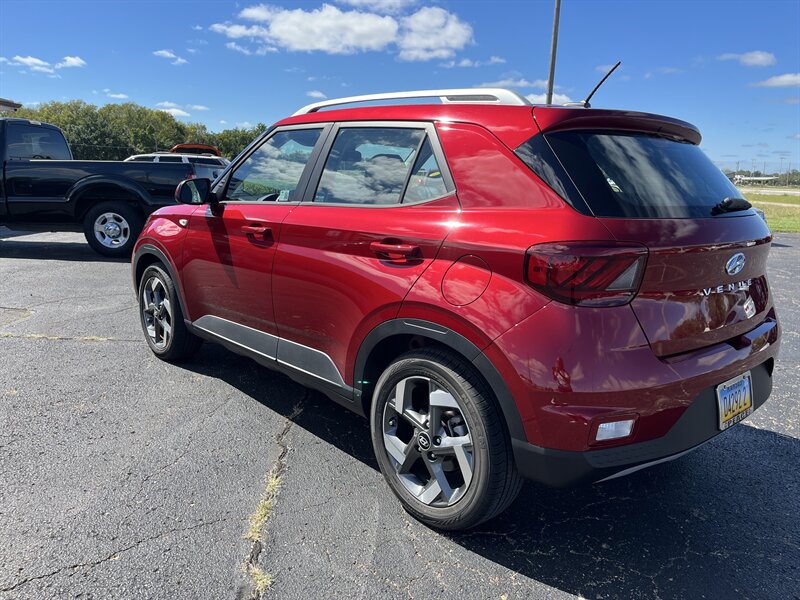 2024 Hyundai Venue Limited - Photo 6