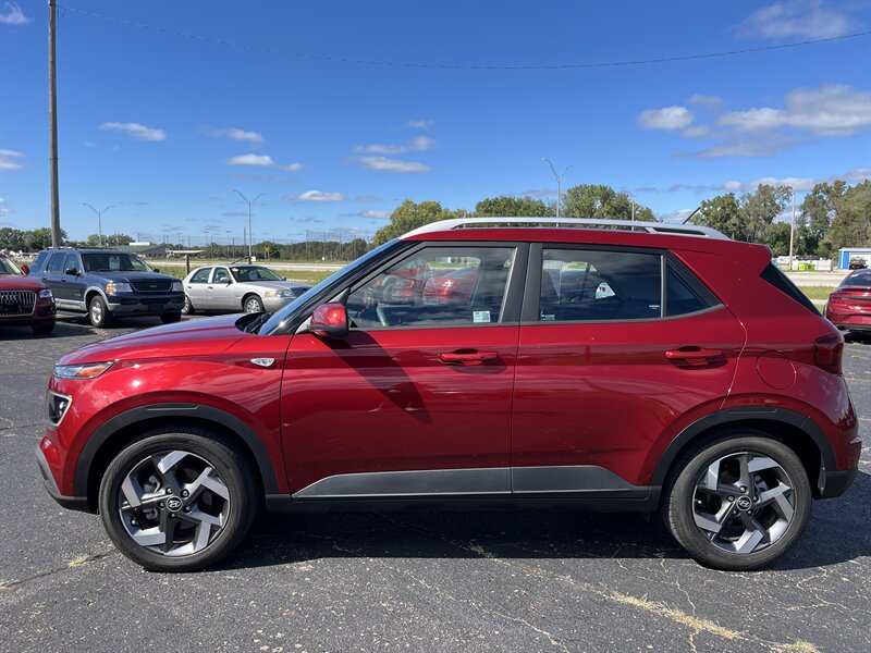 2024 Hyundai Venue Limited - Photo 3