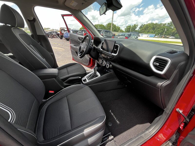 2024 Hyundai VENUE Limited - Photo 11 - Topeka, KS 66608