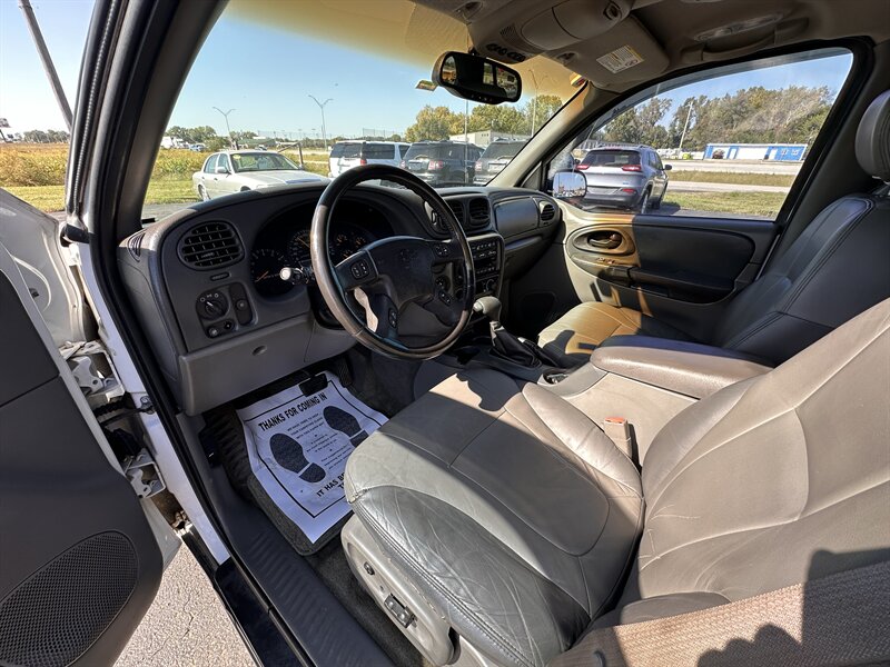 2002 Chevrolet TrailBlazer LTZ - Photo 9 - Topeka, KS 66608