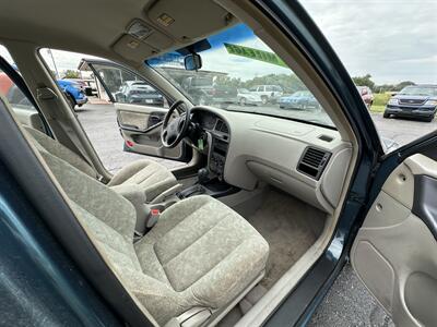 2001 Hyundai ELANTRA GLS   - Photo 13 - Topeka, KS 66608