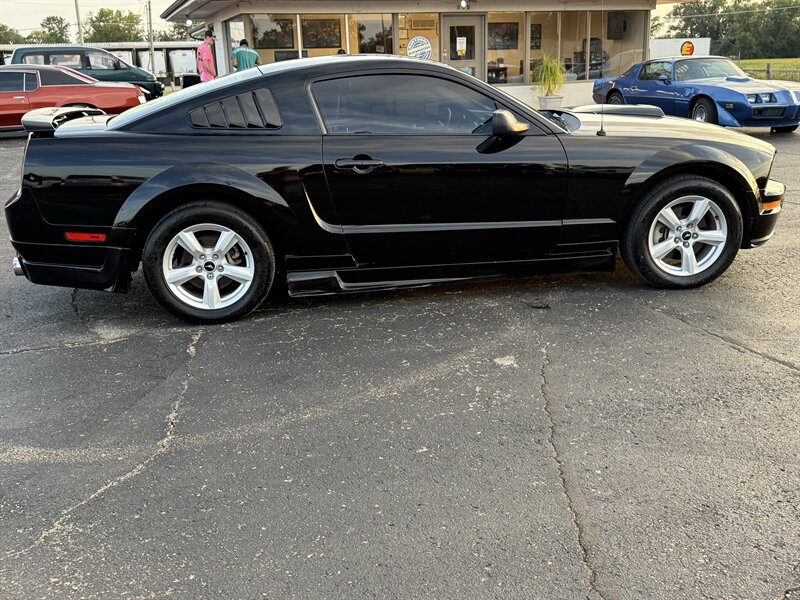2005 Ford Mustang GT Deluxe - Photo 6 - Topeka, KS 66608