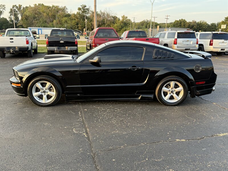 2005 Ford Mustang GT Deluxe - Photo 2 - Topeka, KS 66608