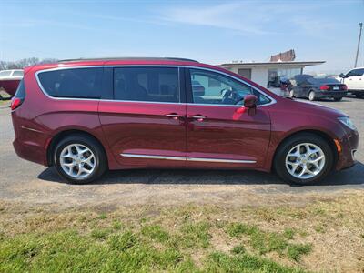 2017 Chrysler Pacifica Touring-L   - Photo 4 - Topeka, KS 66608