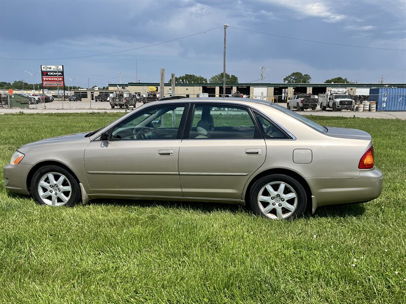 2000 Toyota Avalon XLS   - Photo 1 - Topeka, KS 66608