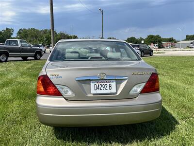 2000 Toyota Avalon XLS   - Photo 2 - Topeka, KS 66608