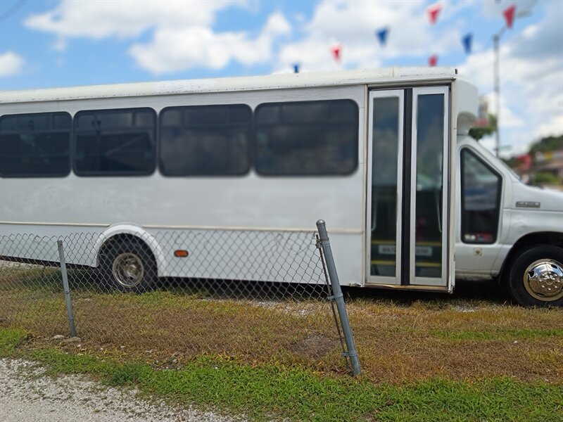 2007 Ford E-450 SD   - Photo 1 - Terre Haute, IN 47807