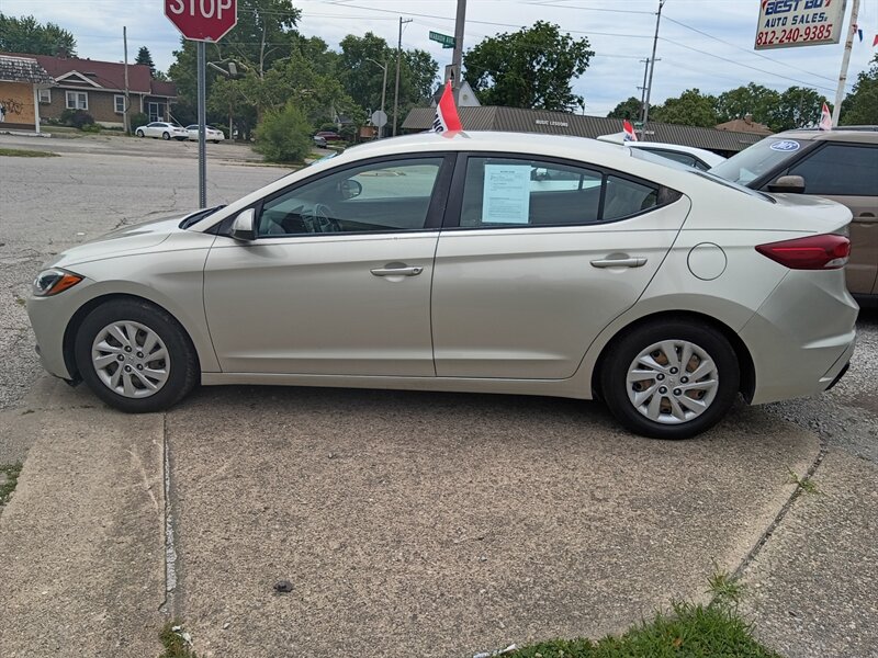 2017 Hyundai ELANTRA SE   - Photo 1 - Terre Haute, IN 47807