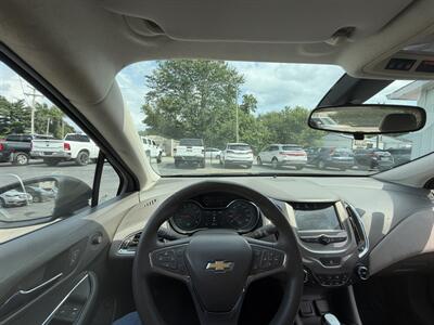 2017 Chevrolet Cruze LT Auto   - Photo 18 - Terre Haute, IN 47804