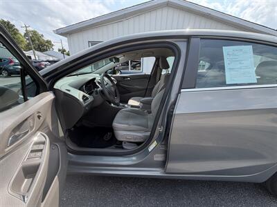 2017 Chevrolet Cruze LT Auto   - Photo 8 - Terre Haute, IN 47804