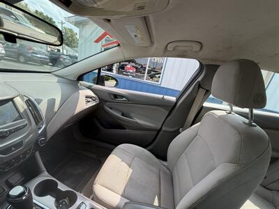 2017 Chevrolet Cruze LT Auto   - Photo 29 - Terre Haute, IN 47804