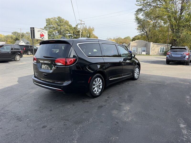 2018 Chrysler Pacifica Touring L - Photo 7 - Terre Haute, IN 47804