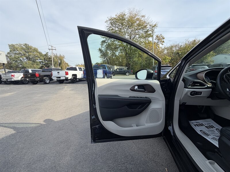 2018 Chrysler Pacifica Touring L - Photo 21 - Terre Haute, IN 47804
