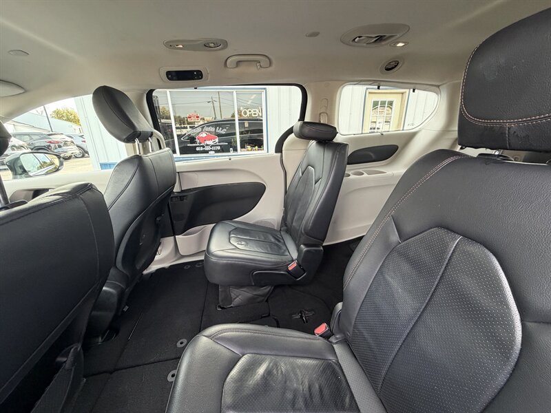 2018 Chrysler Pacifica Touring L - Photo 20 - Terre Haute, IN 47804