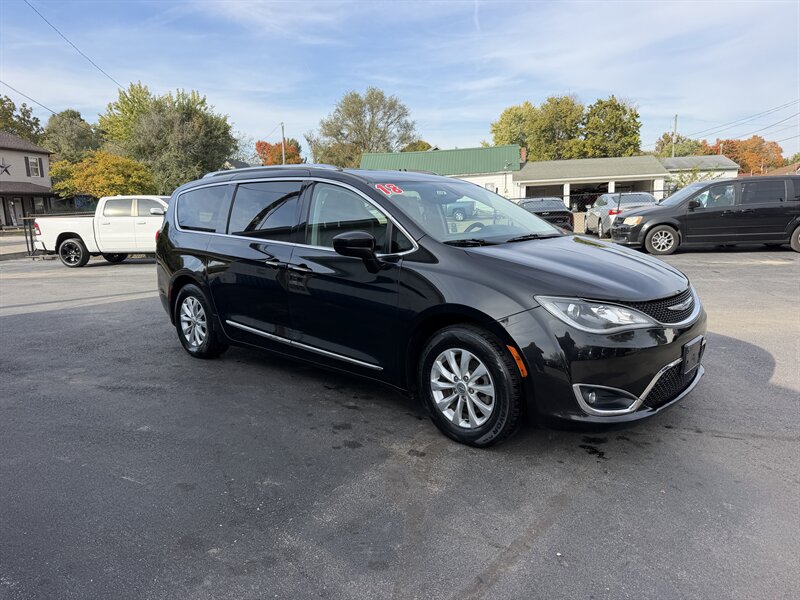 2018 Chrysler Pacifica Touring L - Photo 6 - Terre Haute, IN 47804