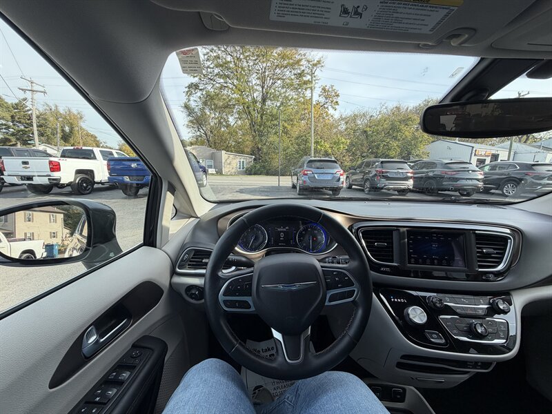 2018 Chrysler Pacifica Touring L - Photo 24 - Terre Haute, IN 47804