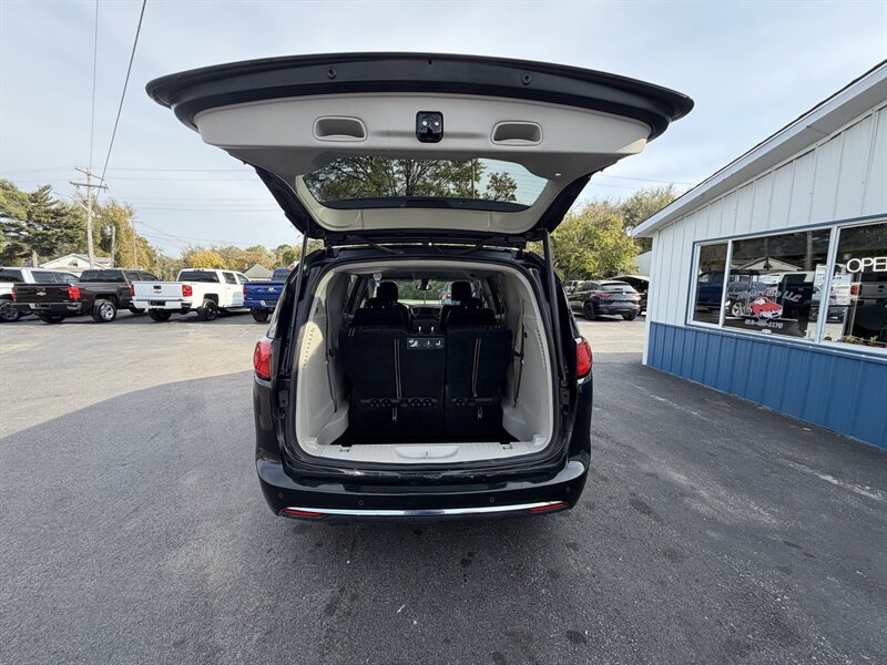 2018 Chrysler Pacifica Touring L - Photo 10 - Terre Haute, IN 47804