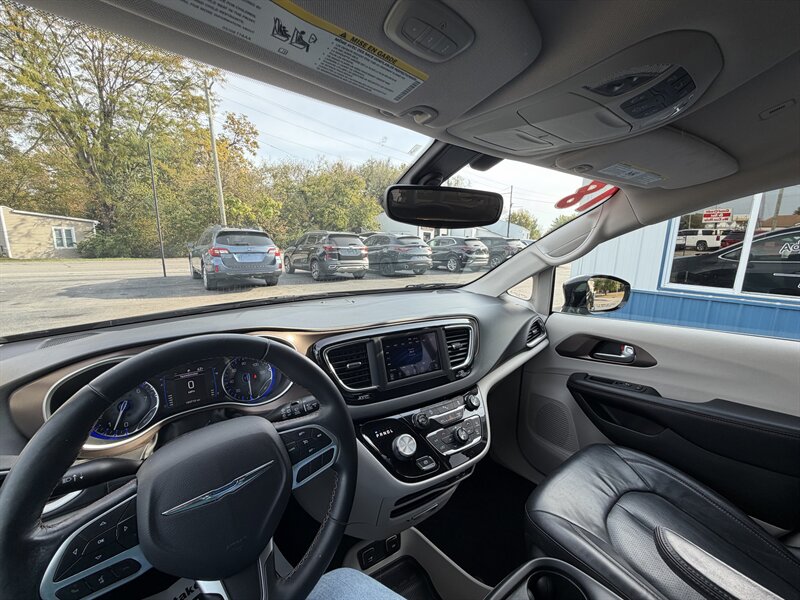 2018 Chrysler Pacifica Touring L - Photo 23 - Terre Haute, IN 47804