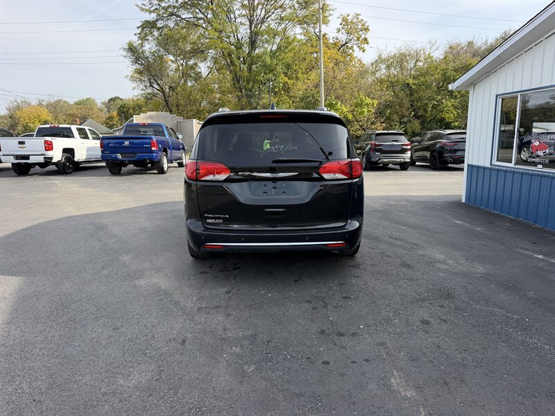 2018 Chrysler Pacifica Touring L - Photo 4 - Terre Haute, IN 47804