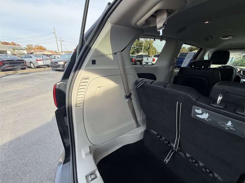 2018 Chrysler Pacifica Touring L - Photo 13 - Terre Haute, IN 47804