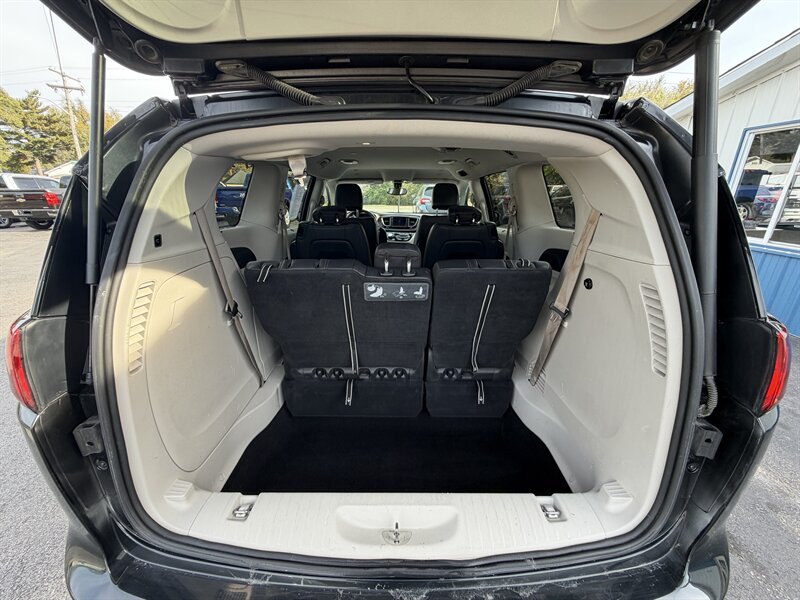 2018 Chrysler Pacifica Touring L - Photo 11 - Terre Haute, IN 47804