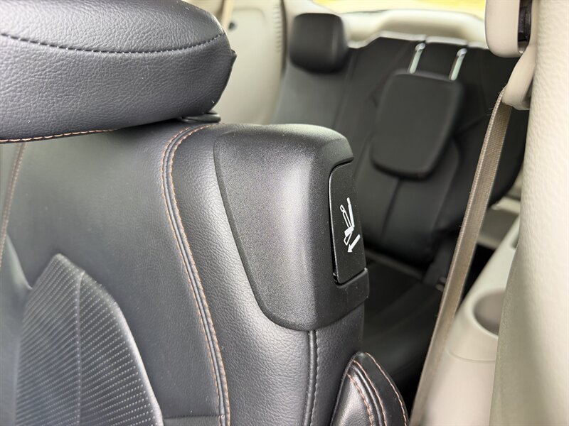 2018 Chrysler Pacifica Touring L - Photo 17 - Terre Haute, IN 47804