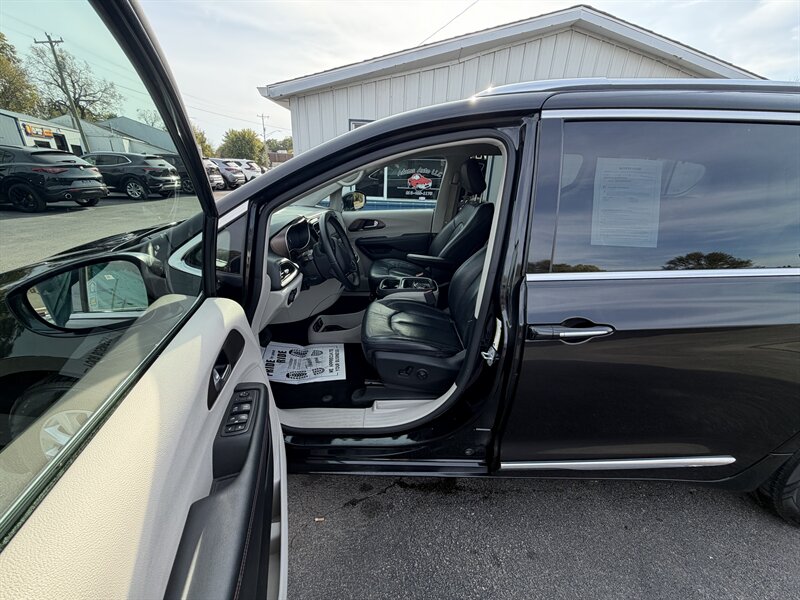 2018 Chrysler Pacifica Touring L - Photo 8 - Terre Haute, IN 47804
