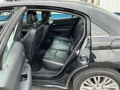 2013 Chrysler 200 Limited - Photo 10 - Terre Haute, IN 47804